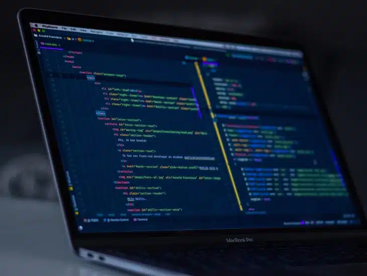 code affiché sur l'écran d'un ordinateur