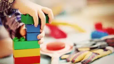 Les jouets en bois Montessori sont-ils adaptés aux enfants de tous les âges ?