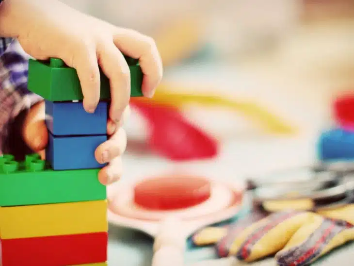 Les jouets en bois Montessori sont-ils adaptés aux enfants de tous les âges ?