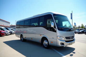 Minibus argenté 12 places dans un concessionnaire ensoleille
